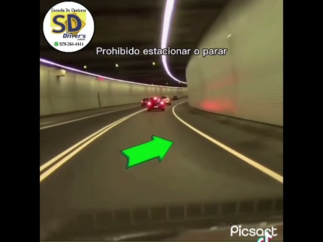 el triángulo blanco pintado en la calzada qué significa