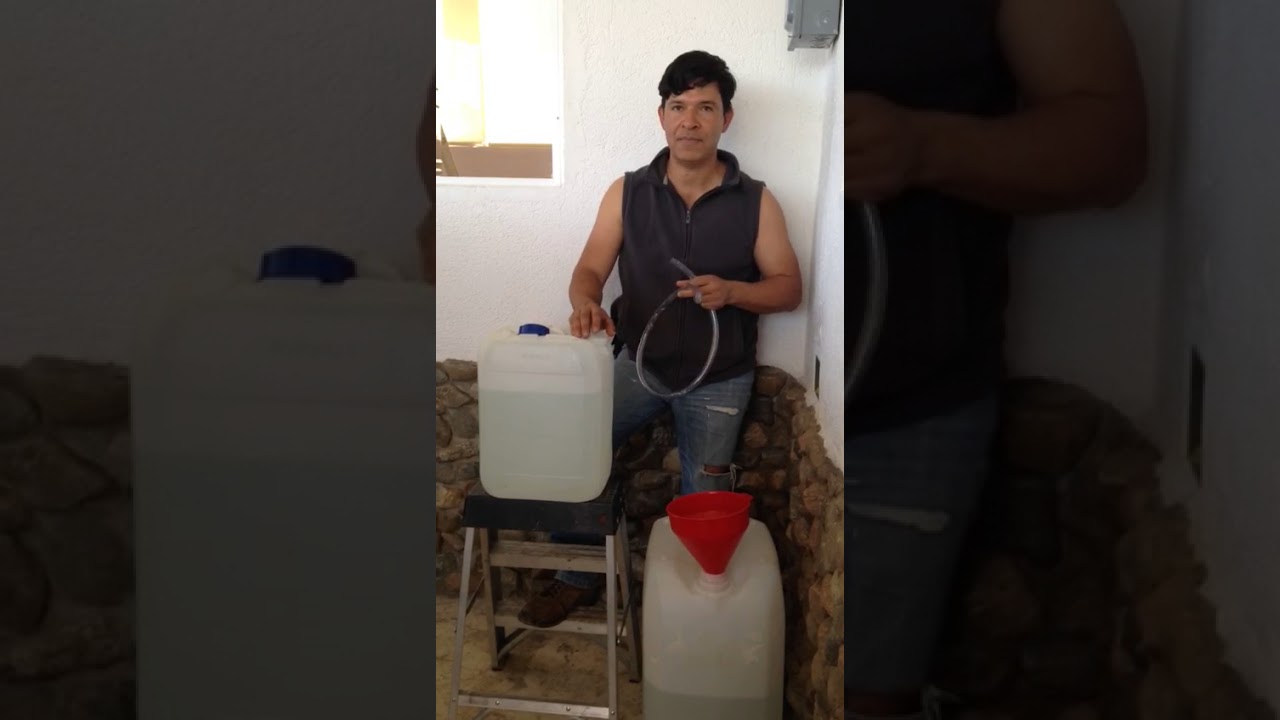 pasar un liquido de un recipiente a otro